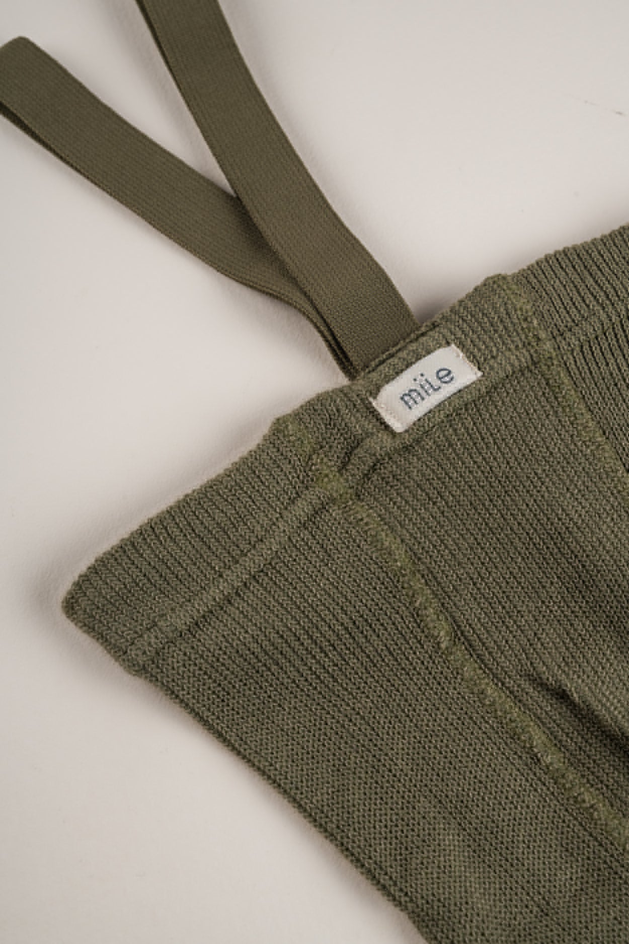 Strumpfhose mit Hosenträgern in olive