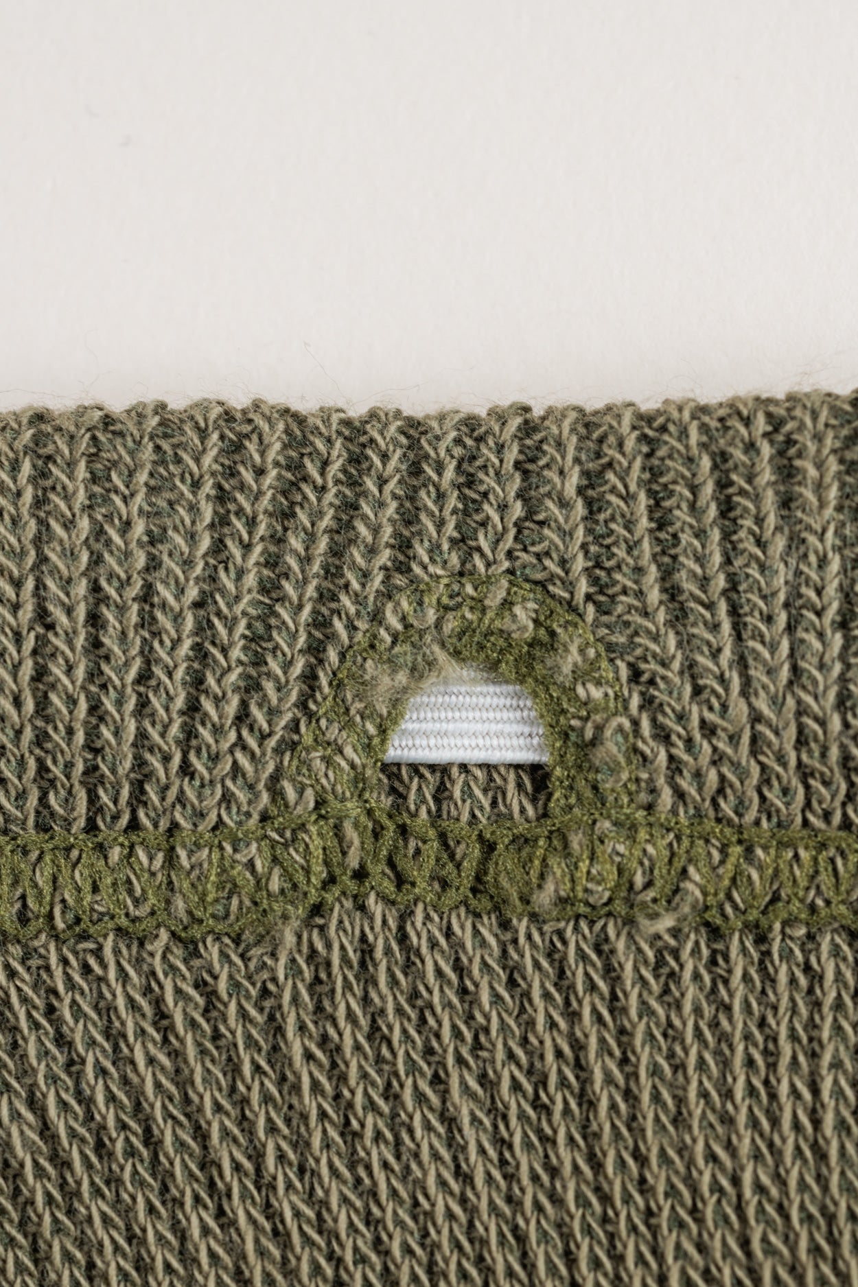 Strumpfhose mit Hosenträgern in olive