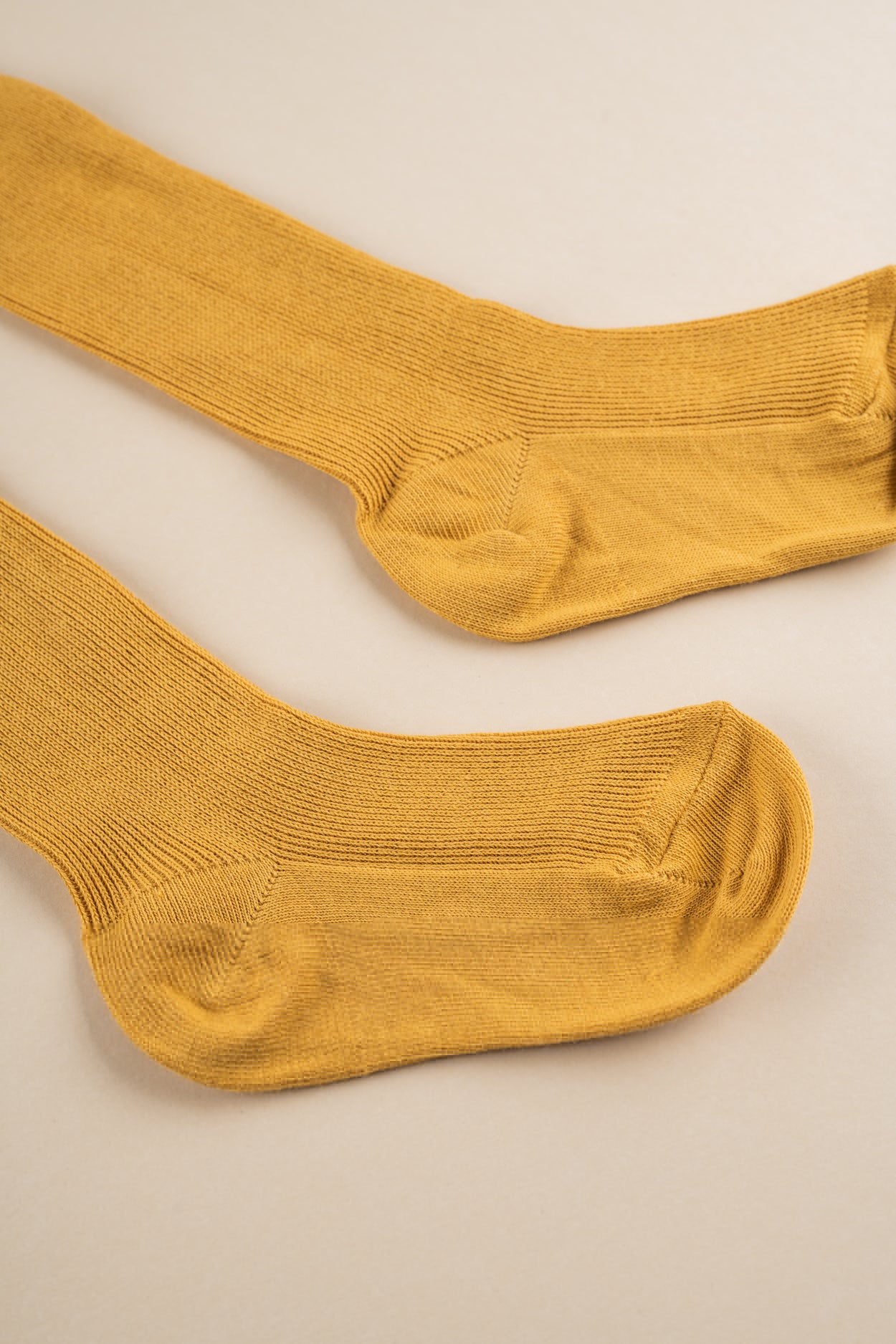 Strumpfhose mit Hosenträgern in Honiggelb